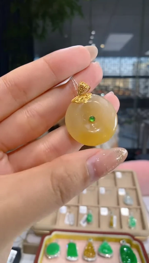 【闪购商品】翡翠吊坠(不含链)18K金镶嵌平安扣