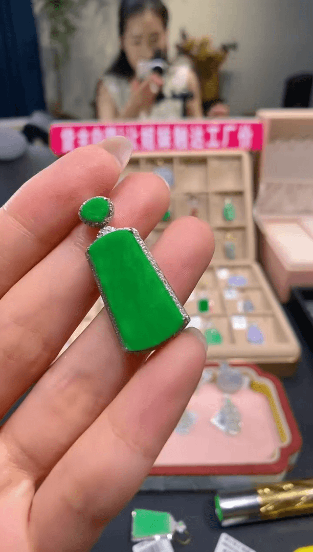 【闪购商品】翡翠吊坠(不含链)18K金镶嵌无事牌