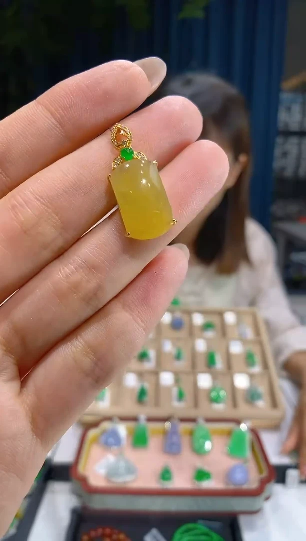 【闪购商品】翡翠颈饰18K金镶嵌蛋面