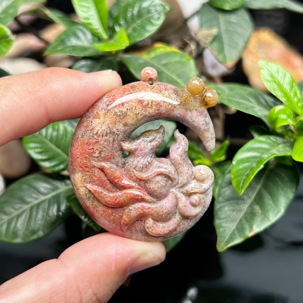 天然珊瑚玉雕刻件吊坠玉石挂件珊瑚玉月亮九尾狐彩花