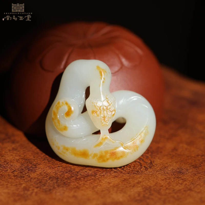 尚品玉堂【专注品质】苏工新疆和田玉红皮白肉玉蛇玉挂件吊坠