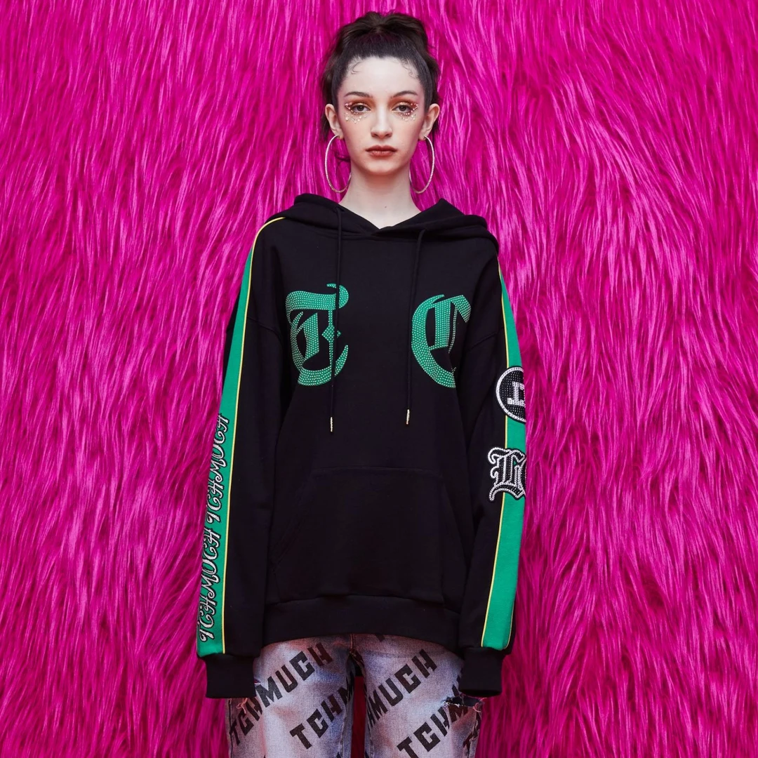 奥莱-TCH洋气青春感字母满钻烫钻拼接袖绿色情侣帽衫S69B126035