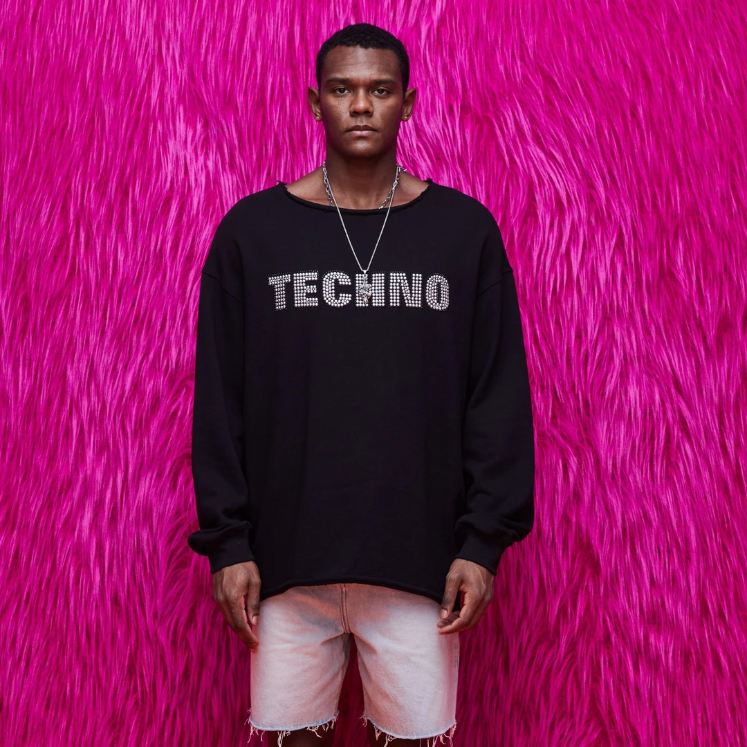 轻奢-TCH潮牌重工烫钻时尚翅膀字母铆钉黑色长袖卫衣S69A116019