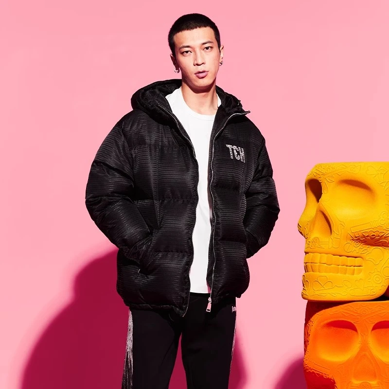 轻奢-TCH潮牌简约休闲时尚翅膀烫钻烫钻黑色连帽羽绒服T69D198051