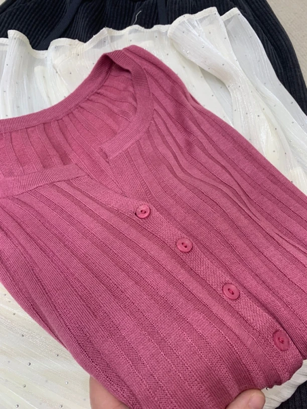 宝衣家 剪刀领树莓粉开衫