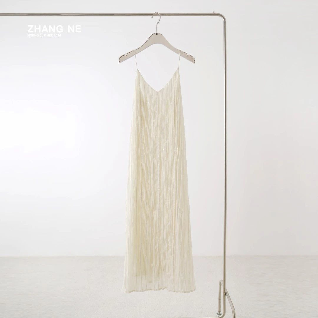 【ZHANG NE】百搭设计师肌理皱褶刺绣吊带连衣裙-24052012106