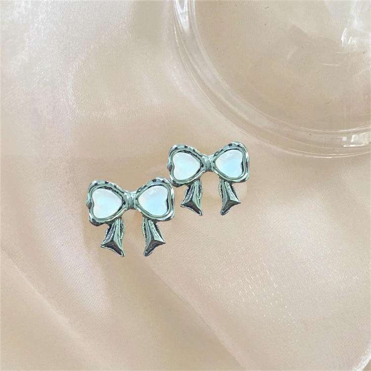 铜合金亚克力耳饰 小巧蝴蝶精致气质耳钉女独特设计时尚百搭耳饰