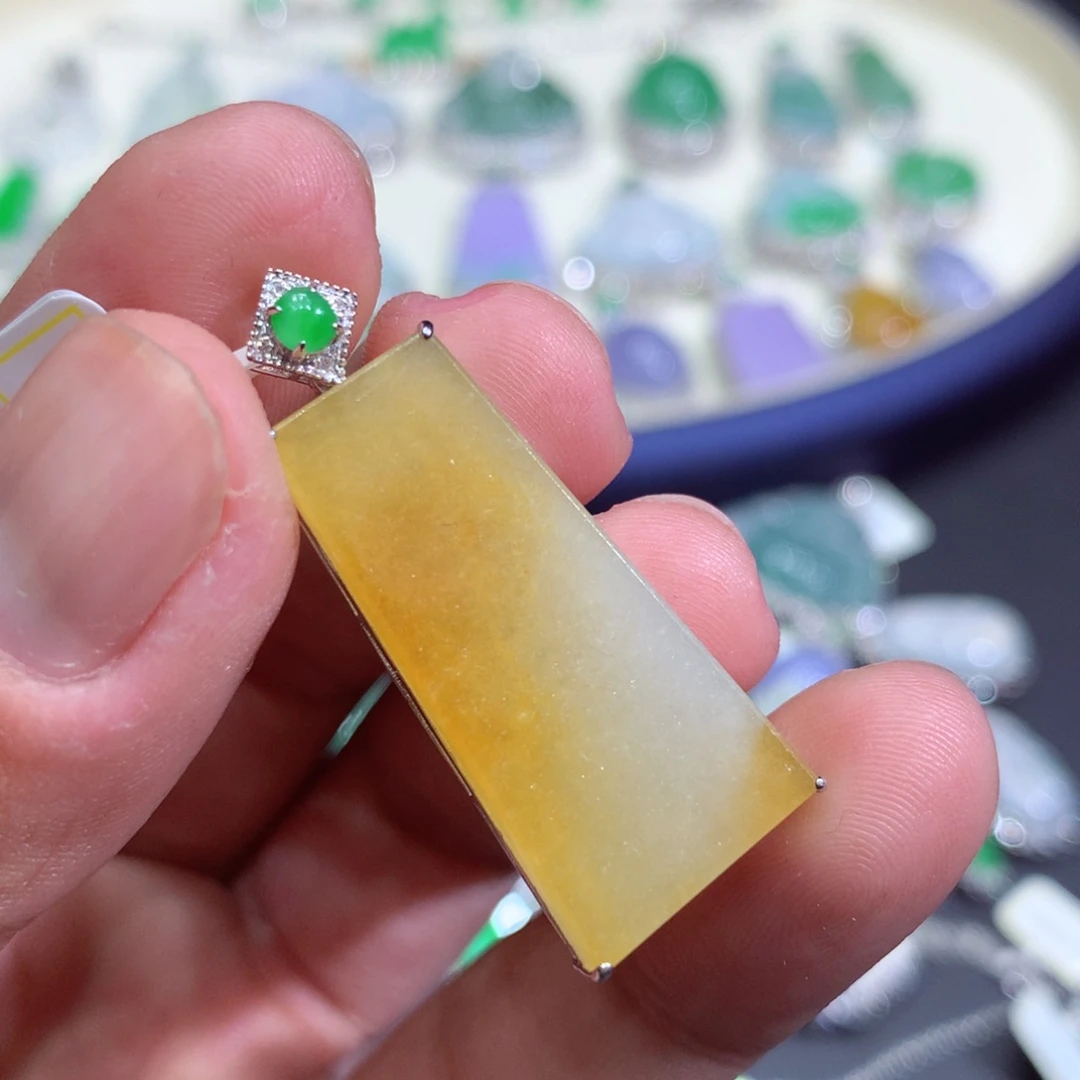 翡翠吊坠(赠链)18K金镶嵌