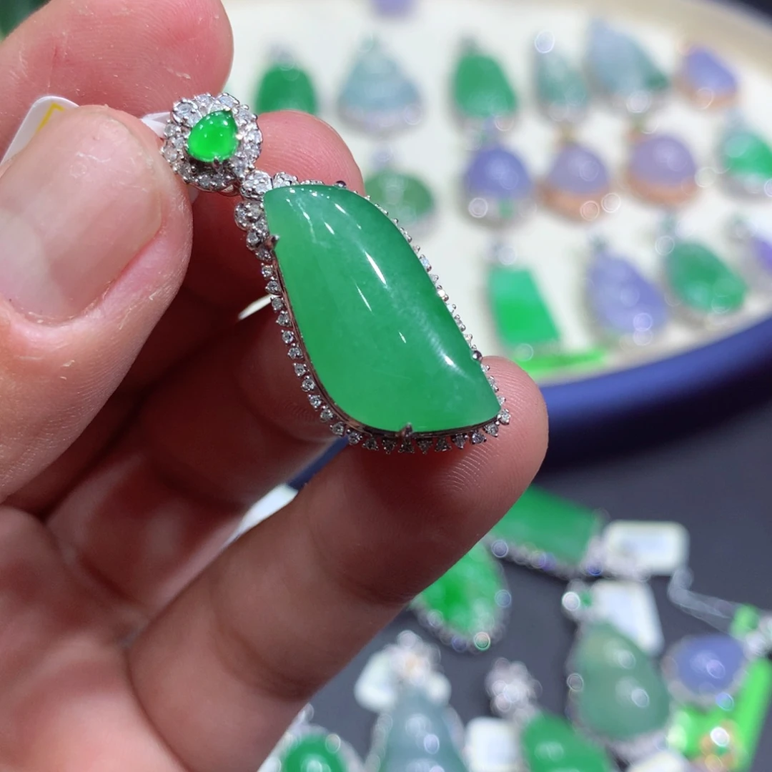 翡翠吊坠(赠链)18K金镶嵌