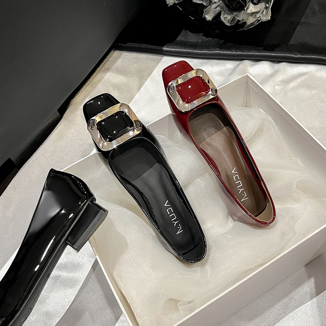 漆皮舒适方头粗跟低跟显瘦平底单鞋金属扣件2025年秋季新款通勤鞋