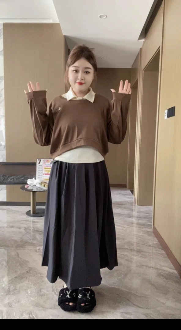 月蒙家*大码早秋通勤风百搭显瘦polo领上衣+高腰百褶裙套装