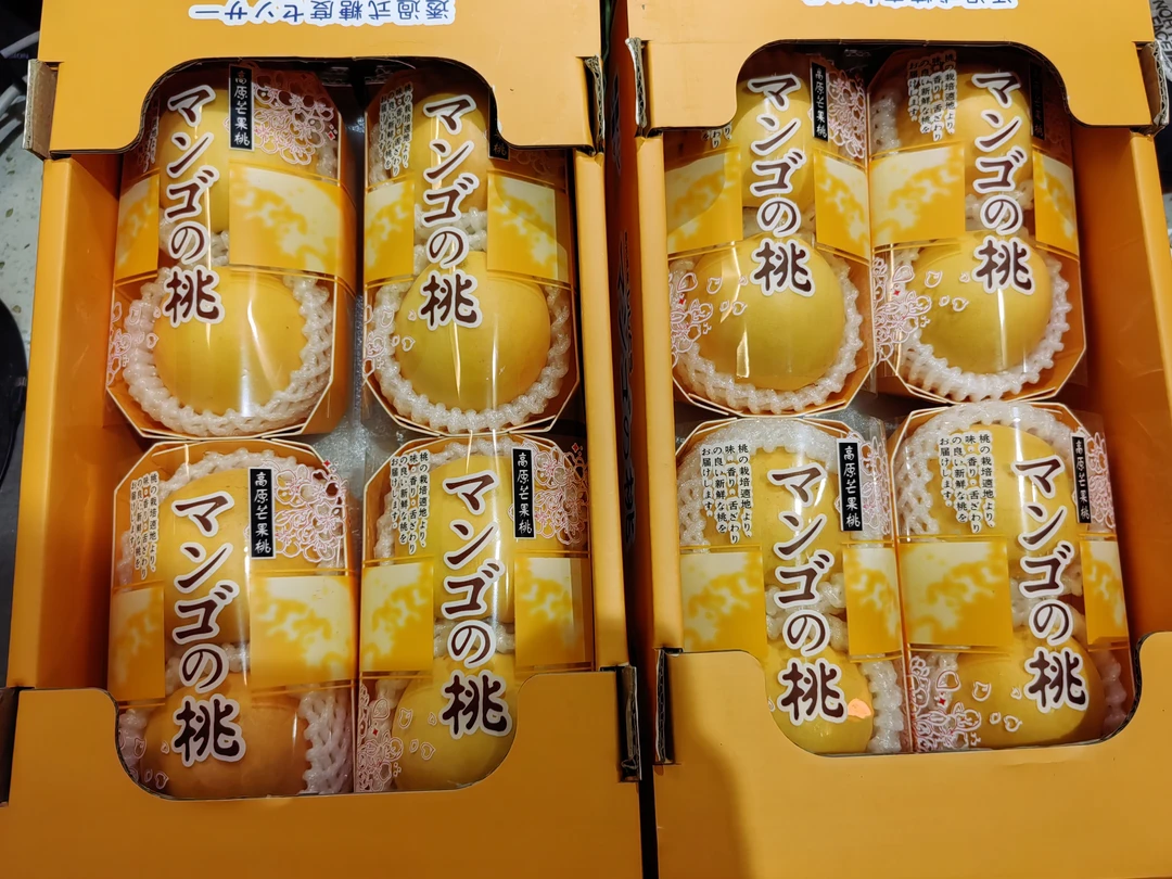 高原黄桃，桃香浓郁，肉质细腻，甜度赞，18一盒（450克）