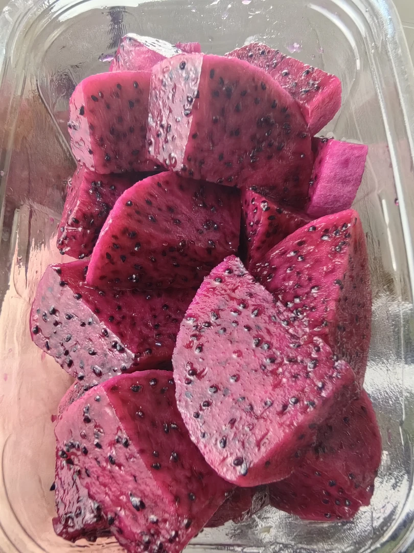 红心火龙果切盒，纯甜多汁，肉质细腻，一盒350克鲜果切小时达水果鲜果切同城