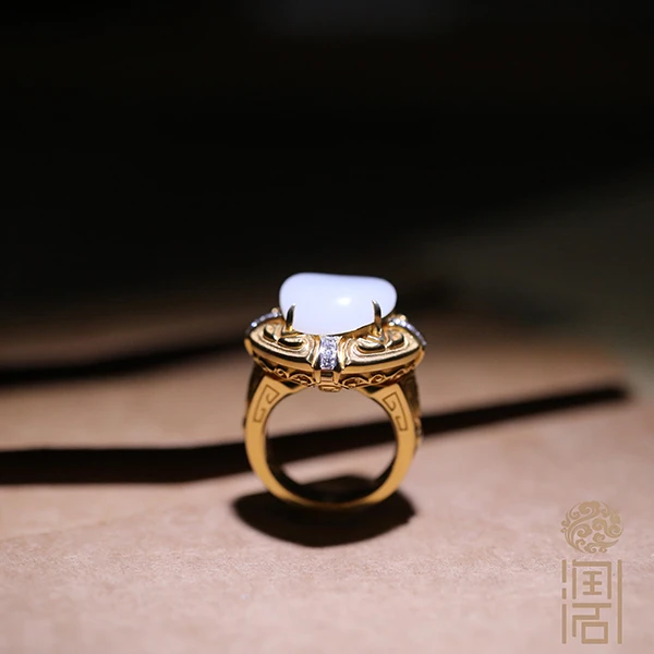 【姑苏润石堂】在售32.25克天然新疆和田玉籽料金镶玉白玉戒指