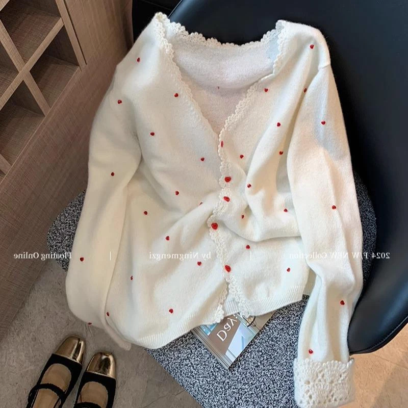 爱心钉珠蕾丝边拼接v领针织衫女秋冬季新款温柔甜美减龄软糯毛衣