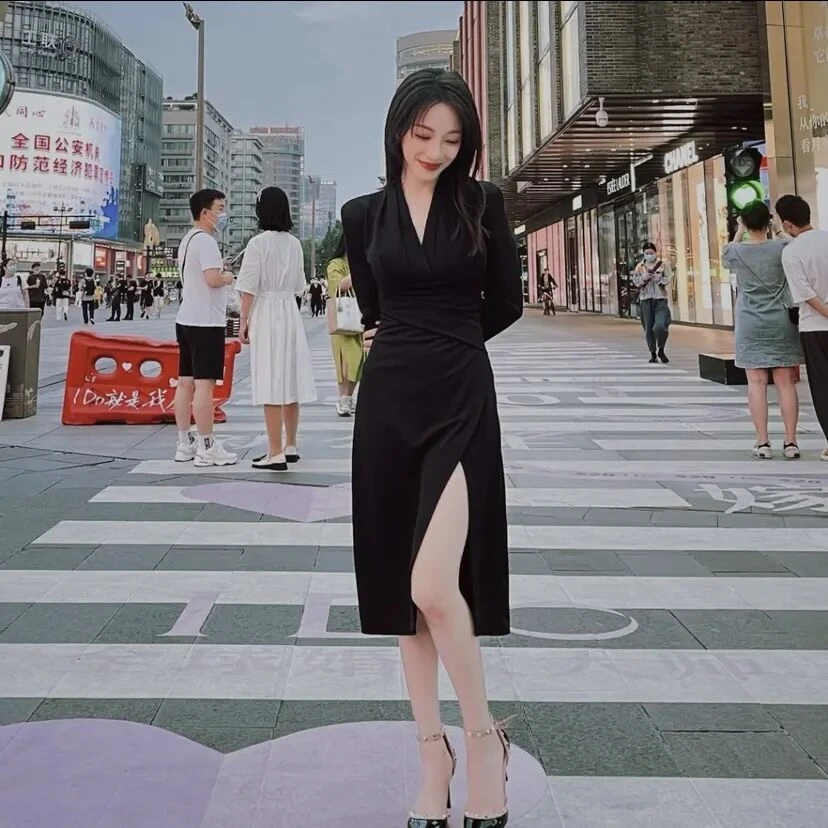 2024设计感小众v领褶皱连衣裙小个子气质修身收腰开叉长裙