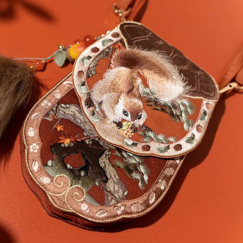 瞳莞古风斜跨小方包汉服配饰女松鼠包刺绣复古手机包榛果鼠鼠新款
