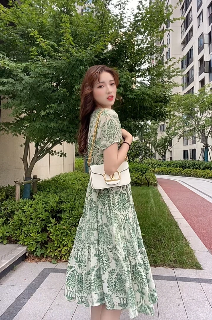 碎花连衣裙夏季新款高端气质法式别致海边度假时尚收腰仙仙女裙