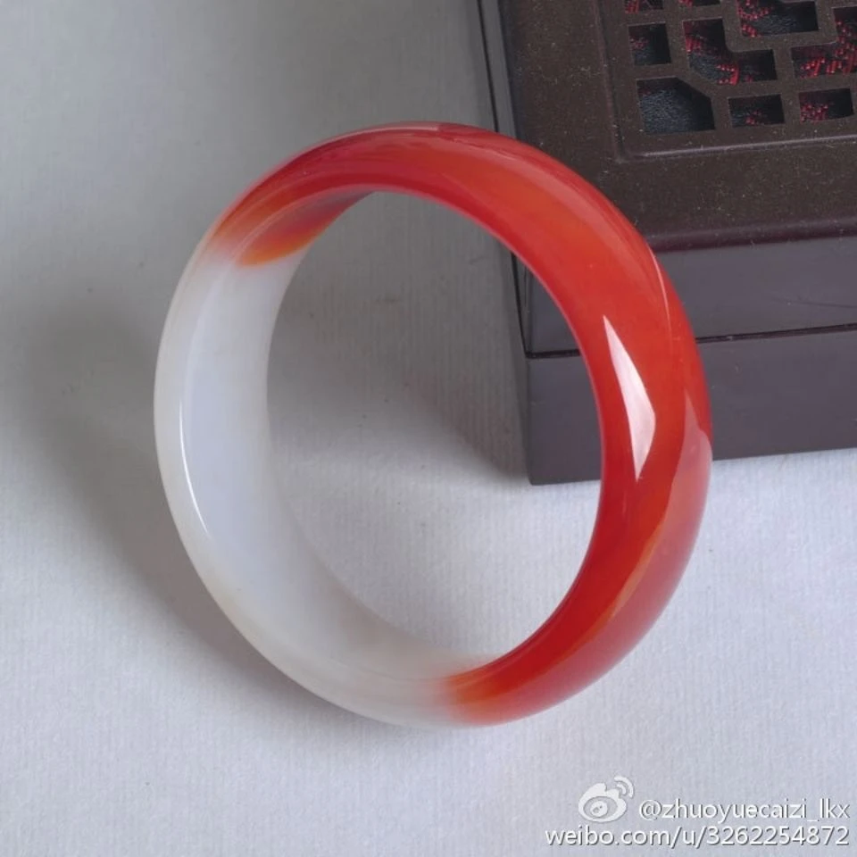 新品天然正品半红半白红玛瑙手镯女加宽加厚红色玉石手镯玉手镯玉