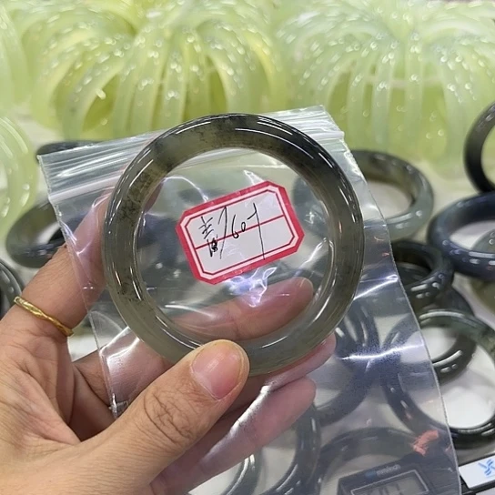 蛇纹石玉手镯未镶嵌青**衿