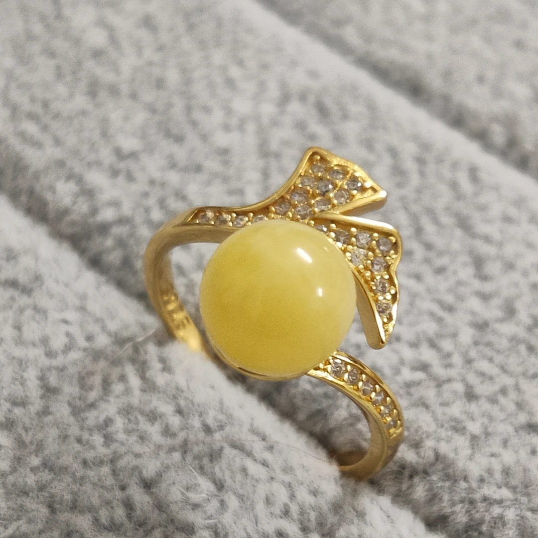 芝龙珠宝9毫米黄色蜜蜡圆珠戒指925银镀金镶锆石银杏叶造型女戒指