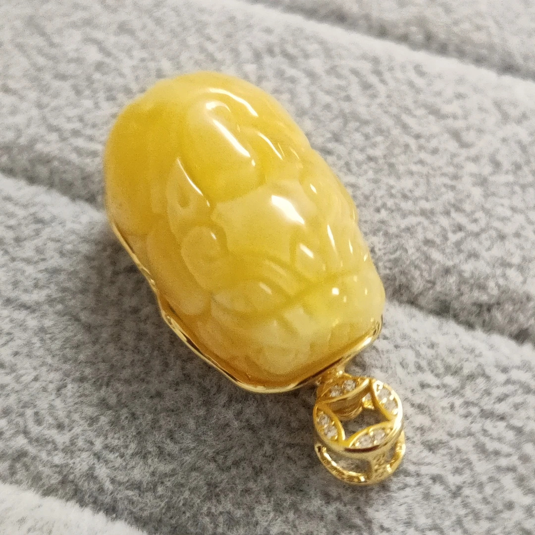 芝龙珠宝鸡油黄蜜蜡貔貅吊坠不配链铜钱造型扣头气质富贵雕刻精美