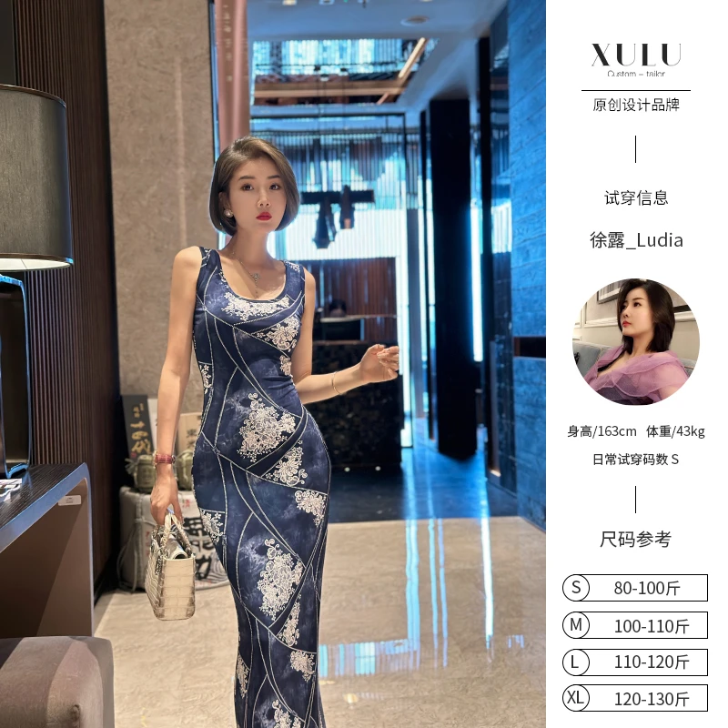 XULU原创浮雕压胶水晶麻纱迪克牛仔蓝印花气质修身方领无袖连衣裙