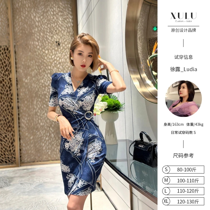 XULU原创浮雕压胶水晶麻纱迪克牛仔蓝印花气质短袖V领包臀连衣裙