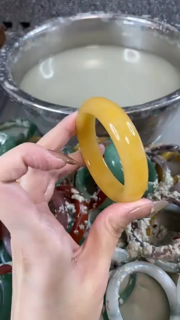 【闪购商品】石英质玉手镯未镶嵌5556+101