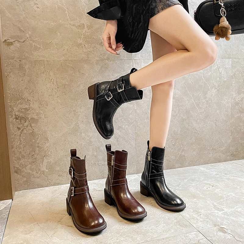 早秋复古骑士短靴女2024新款粗跟时尚百搭皮带扣圆头短靴配堆堆袜