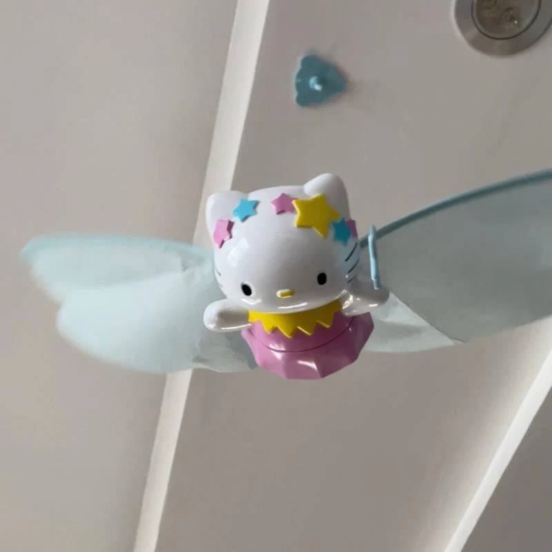 会飞的凯蒂猫hellokitty玩具带翅膀可以飞的kt猫娃娃公仔电动玩具