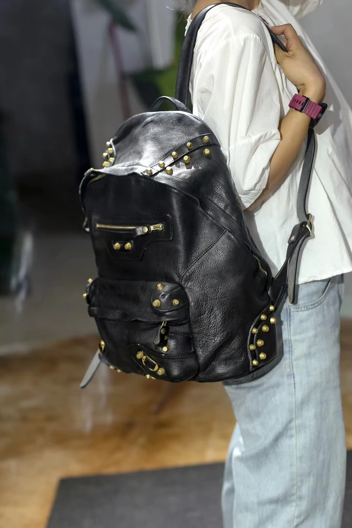 传水洗头层植鞣牛皮暗黑系无性别手提背包铆钉设计大容量双肩包