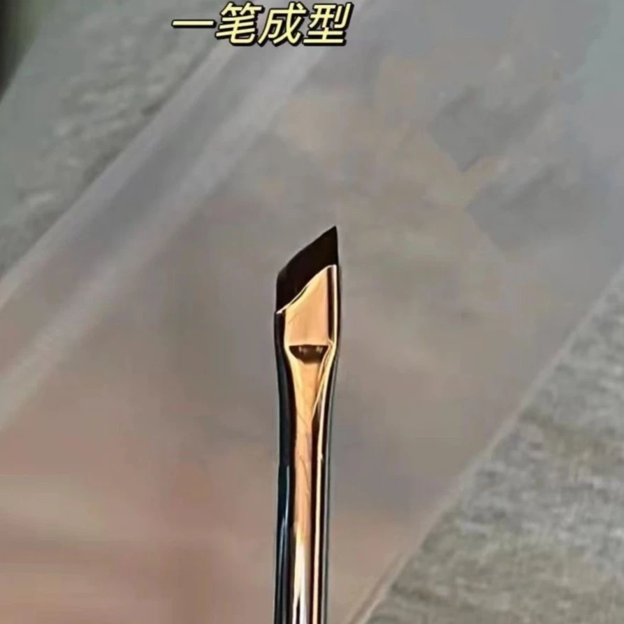 巨巨巨好用_斜角刀锋眼线刷扁平镰刀眼睑下至眼部卧蚕细节化妆刷