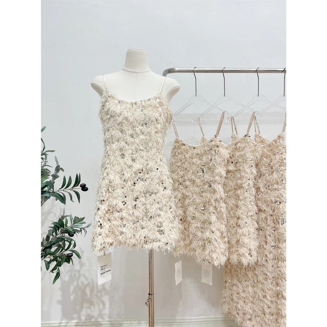 2023早秋气质新款短裙高级节日氛围感显瘦性感吊带连衣裙五金女孩