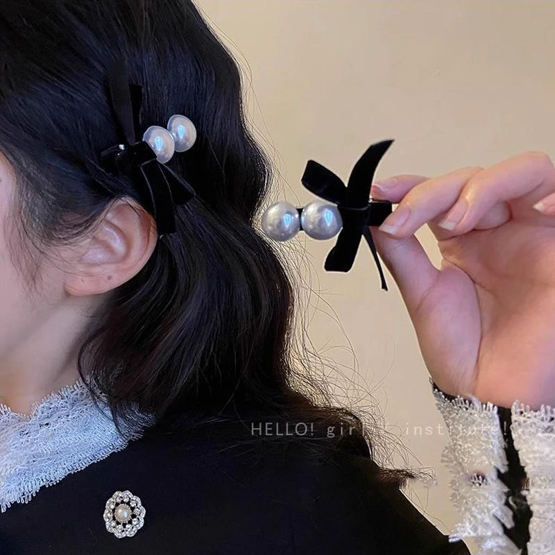 高级感蝴蝶发夹女赫本风刘海侧边发夹黑丝绒鸭嘴夹子头饰2023新款
