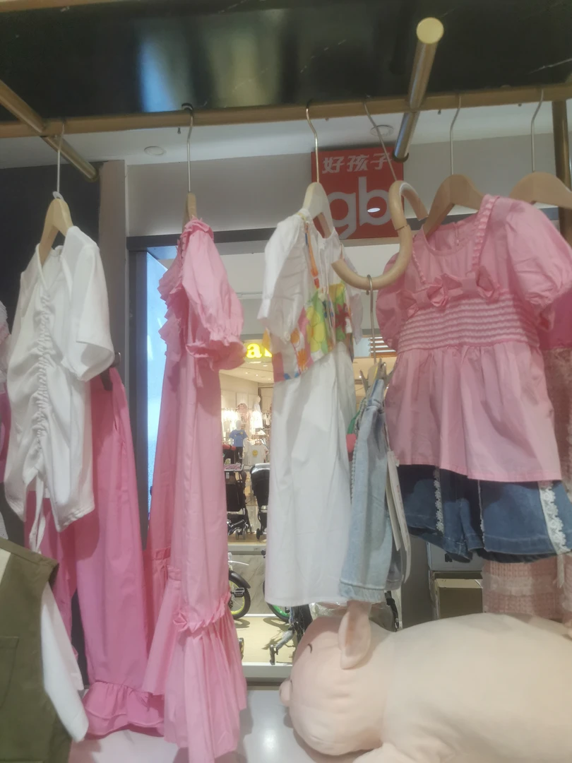 衣服，裤子，裙子。
