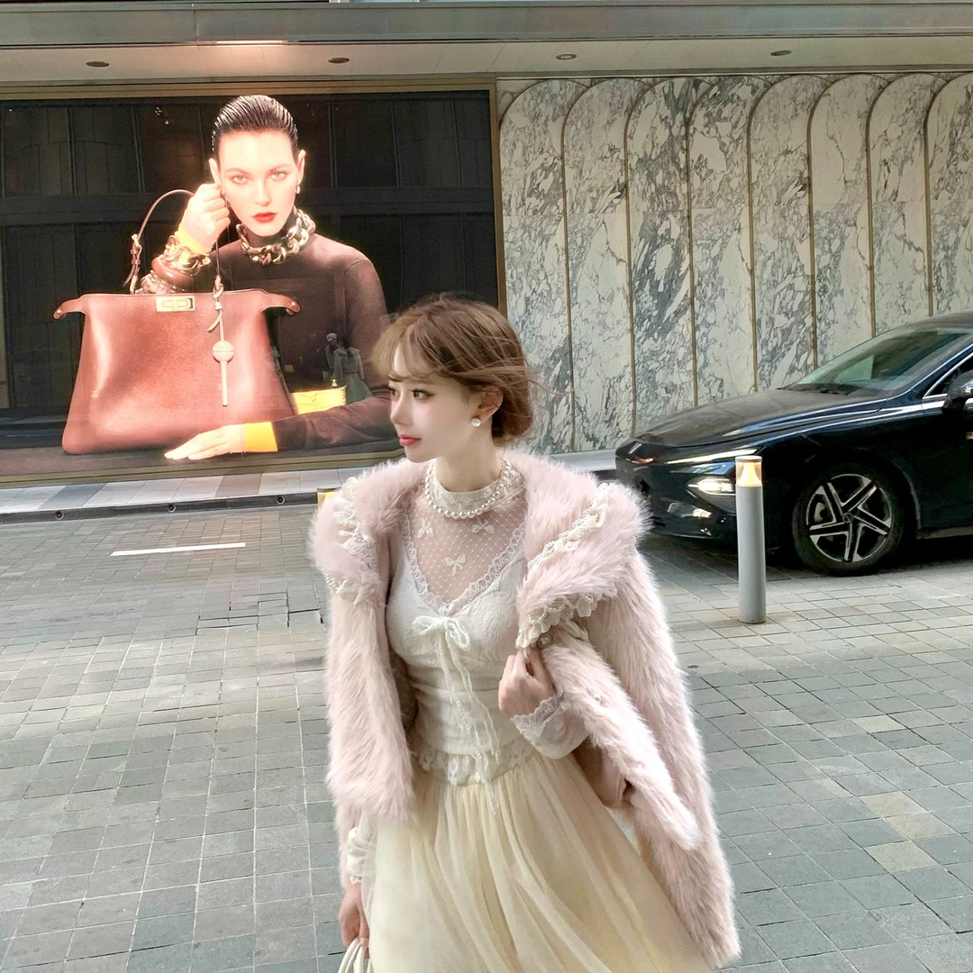 SISI JIANG“芙拉小姐”千金风翻领珍珠毛毛外套