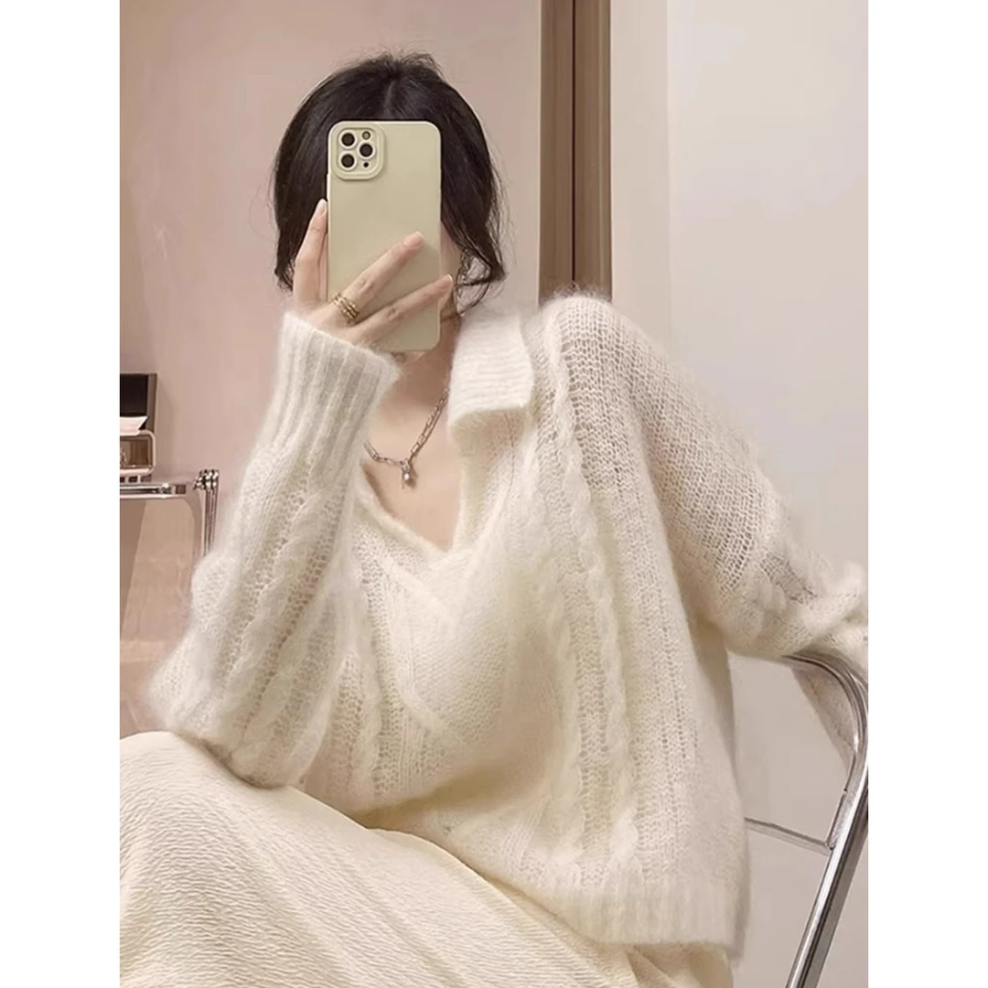 法式温柔奶白色翻领v领小香风针织衫女秋冬宽松慵懒软糯绞花毛衣