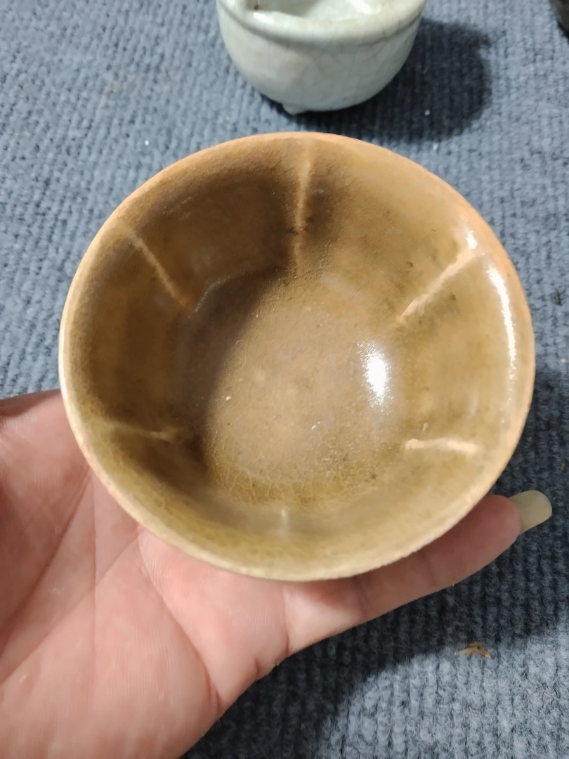 一个黄釉的喝茶杯子