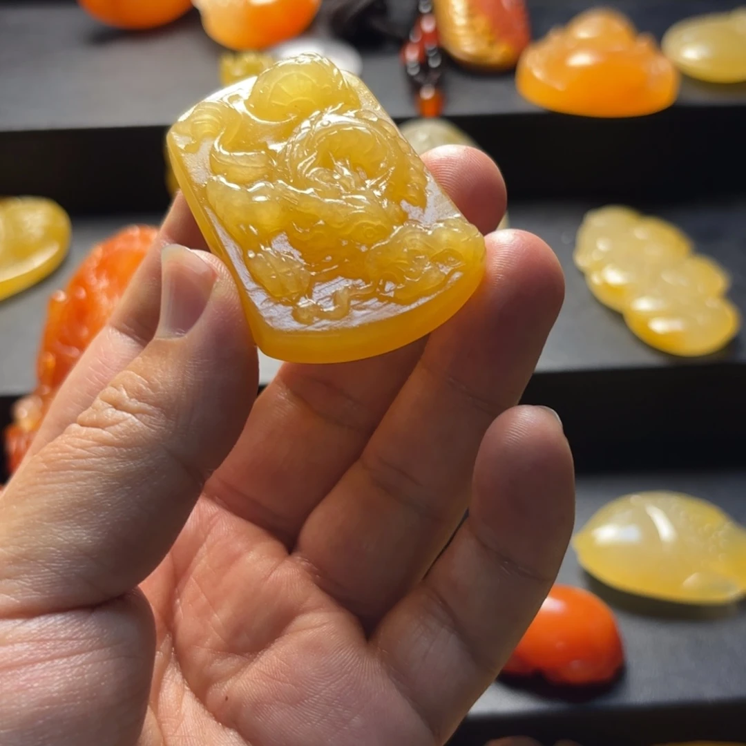 石英质玉挂件未镶嵌一**是