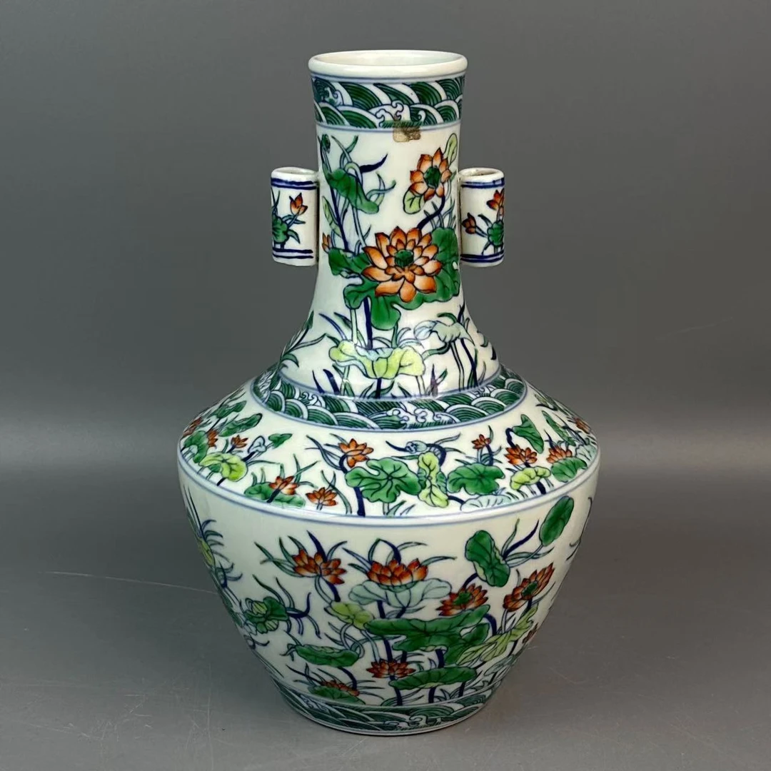 清乾隆斗彩莲池纹贯耳瓶