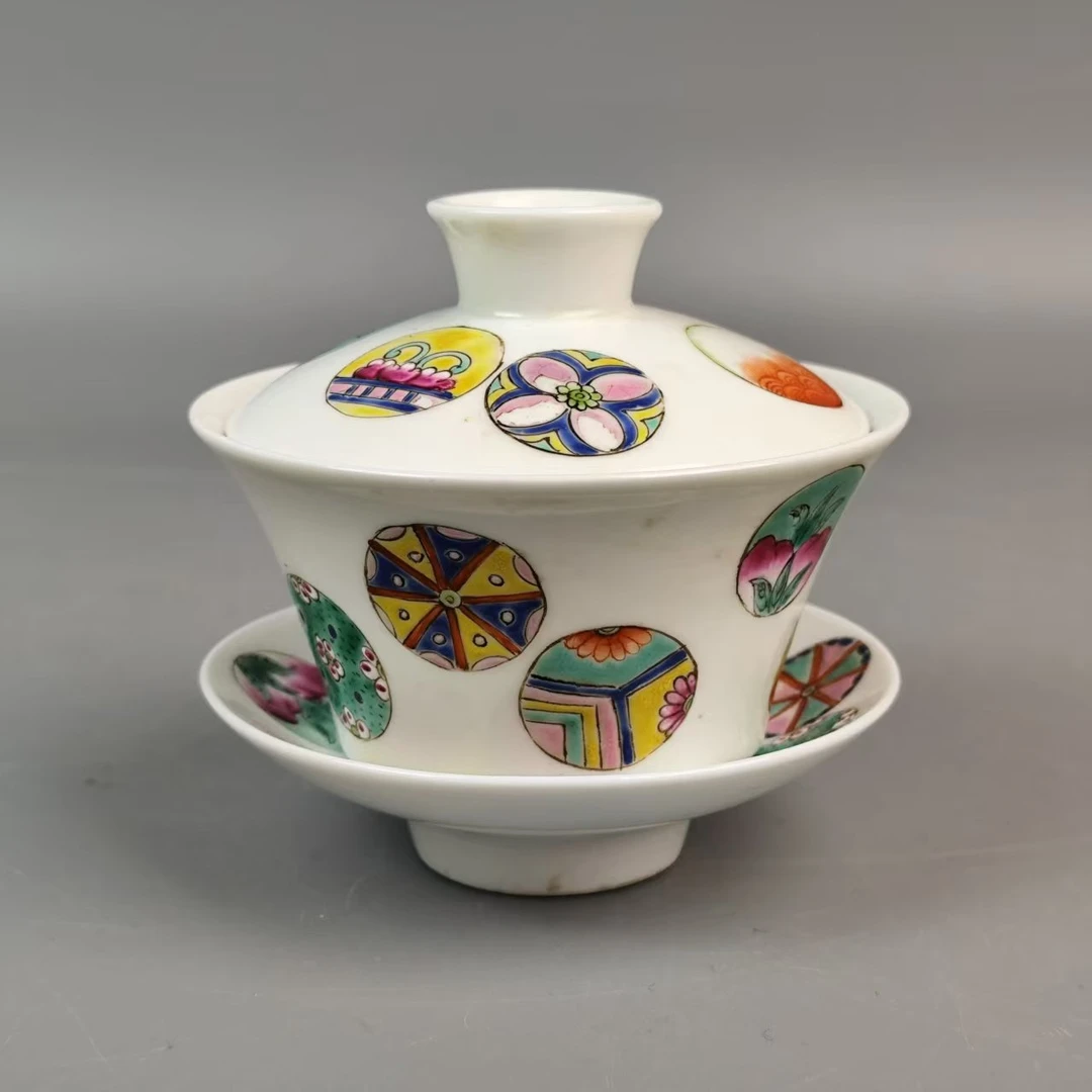 A清同治粉彩团花纹盖碗