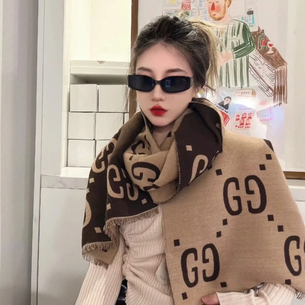 全新未使用  【佳娴粉丝】GG 大LOGO提花围巾 浅咖色  P243026572