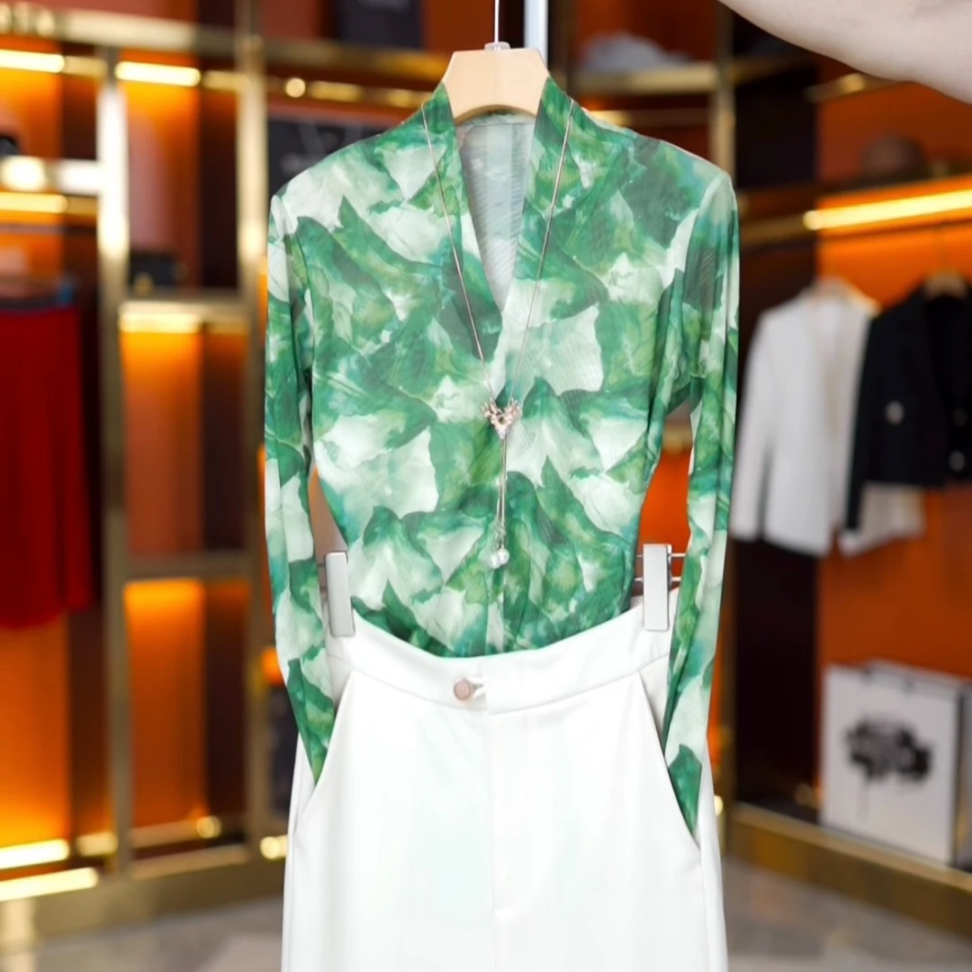 实际库存春夏V领上衣绿调水墨叶片印花轻薄记忆纱尽显清新雅致188