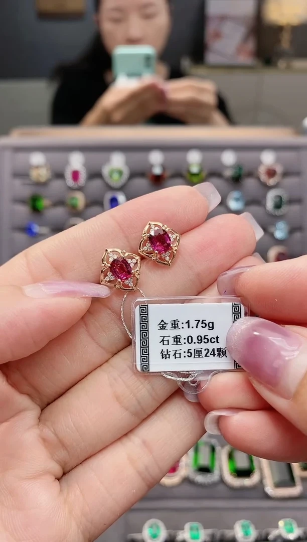 【闪购商品】碧玺耳饰18K金镶嵌0.95配钻