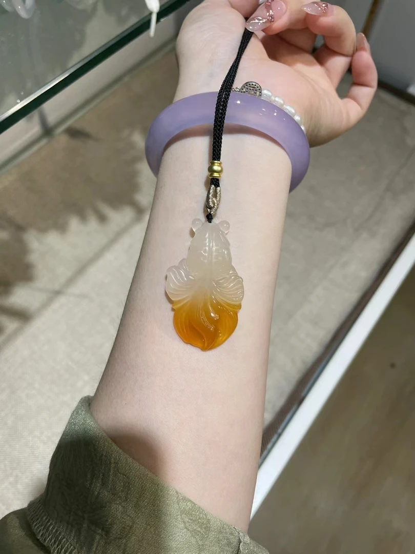 新款天然玛瑙玉髓俏色金鱼吊坠金玉满堂毛衣链男女款  多样性发货