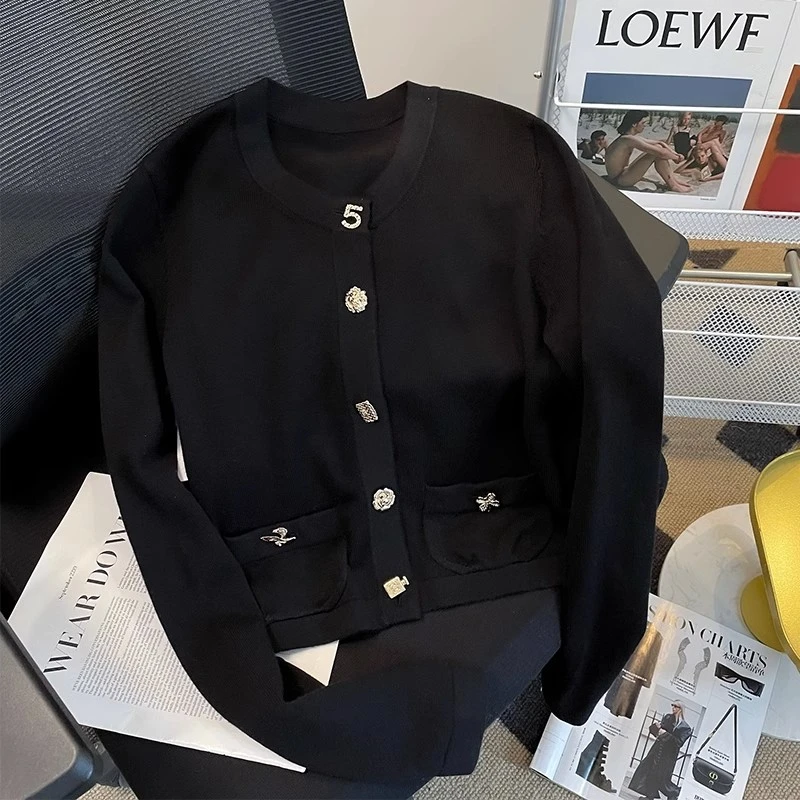 黑色圆领小香风钻扣短款针织衫上衣秋季新款气质设计感长袖外套女