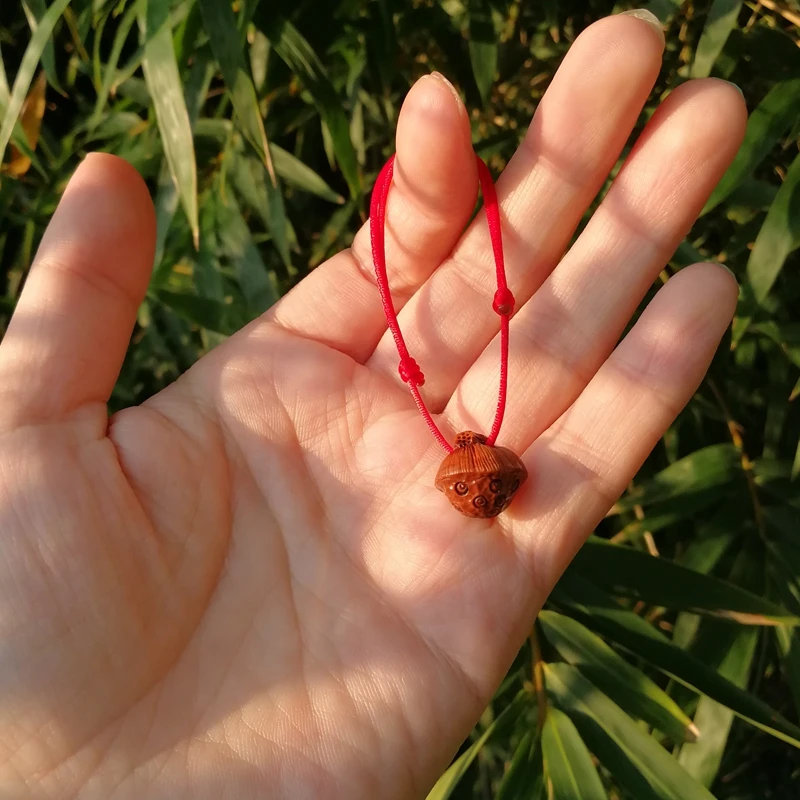 莲蓬莲花手工桃核雕刻红绳简约时尚饰品水晶节日礼物猫咪粮食布水