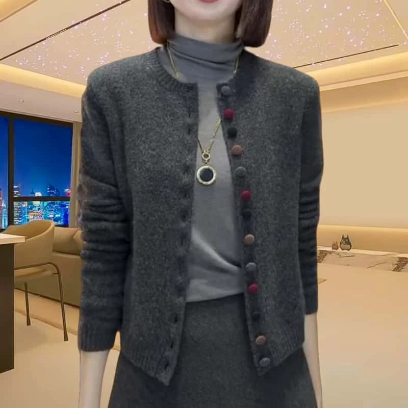 春季宽松气质长袖圆领针织开衫女士2025新款时尚彩扣休闲内搭上衣