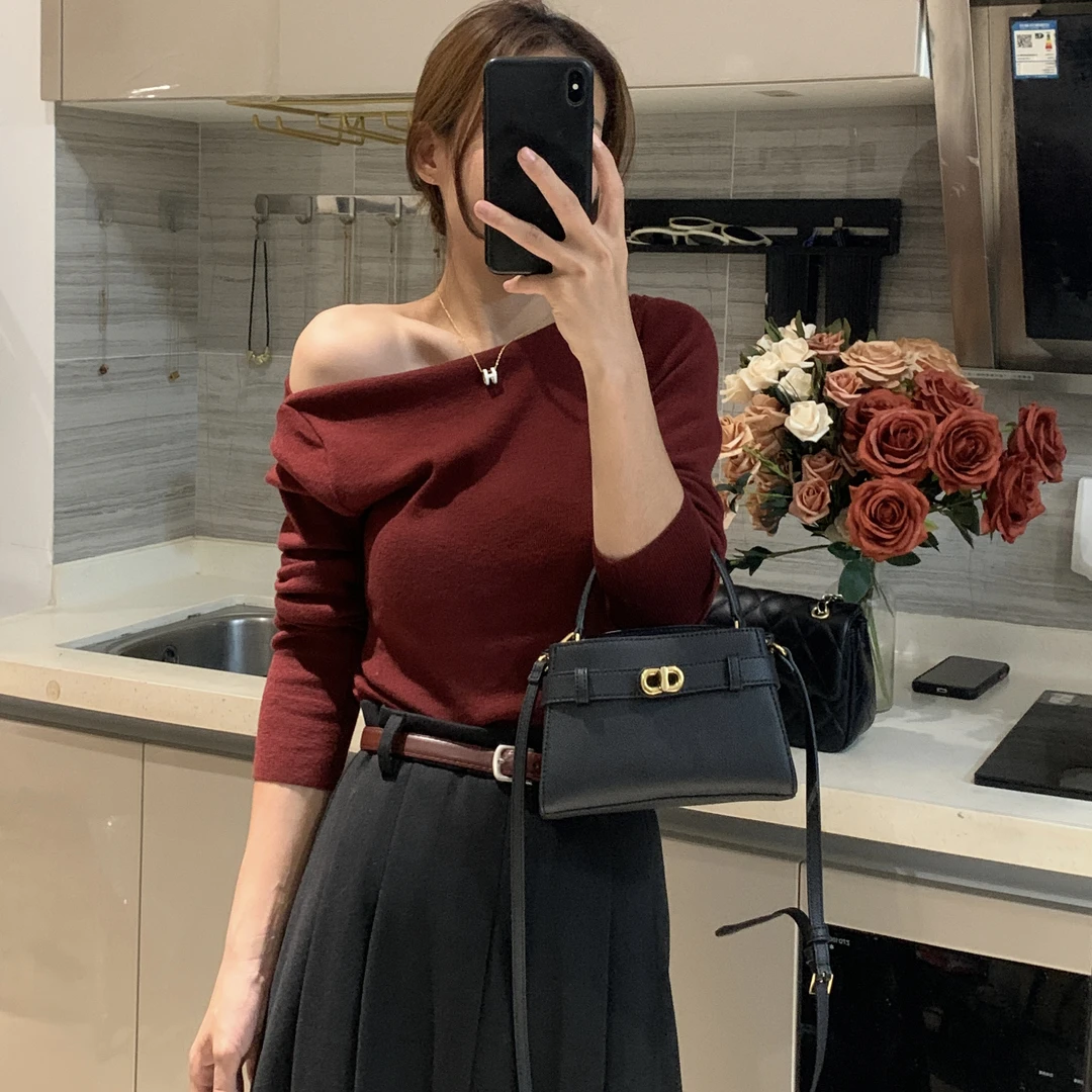 安哥拉红斜肩长袖针织衫女2024早秋新款修身褶皱显瘦百搭上衣三穿